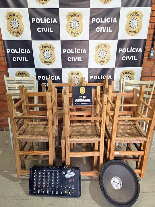 Polícia recupera cadeiras furtadas de igreja