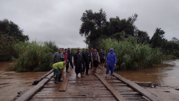 Produtores rurais encaram chuva para reformar a Ponte do Taboão