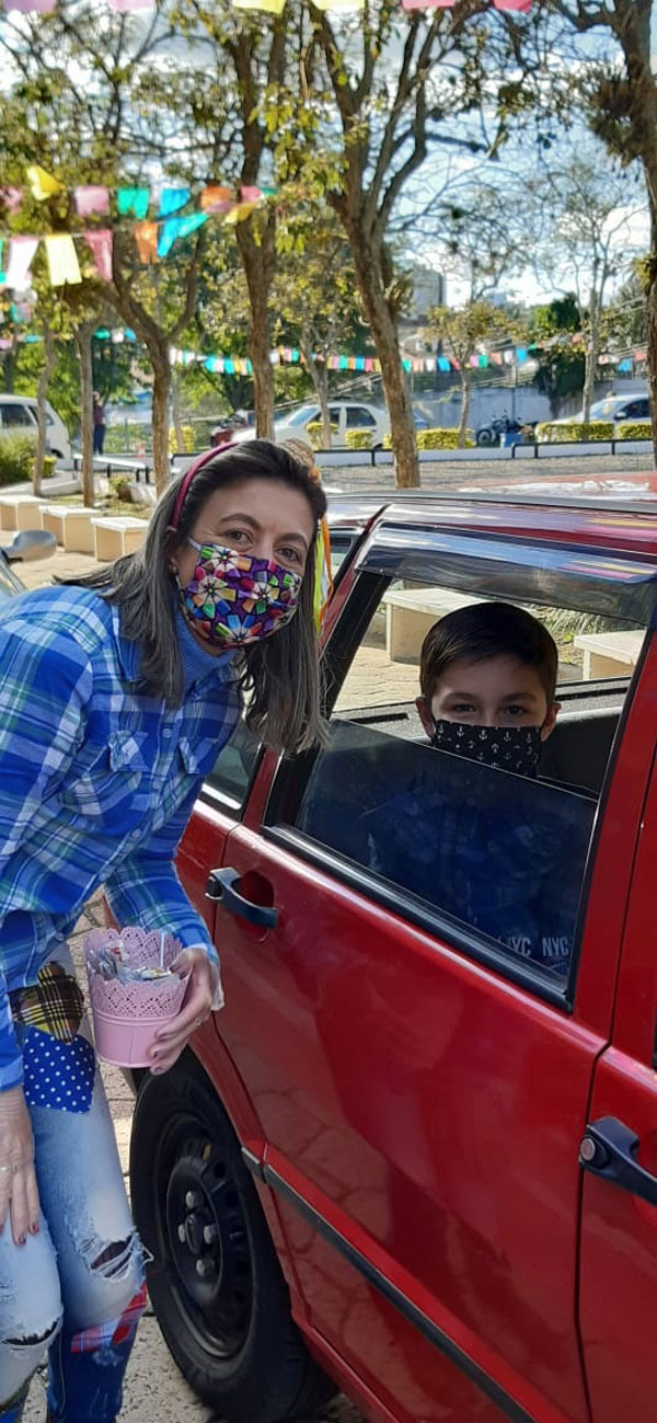 São Pedro teve drive thru junino para os estudantes