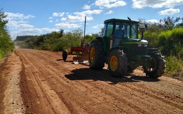 Produtores rurais arrumam a Estrada do Geribá para conseguirem transportar a safra