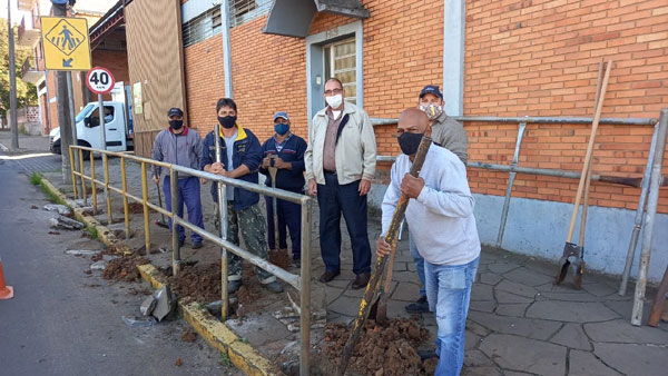 Trânsito está sendo alterado na esquina da Pinheiro com Juvêncio