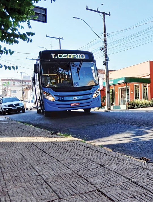 Ônibus falha na Avenida Brasil