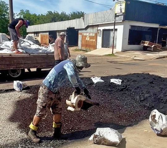 Mariana fiscaliza conserto da Rua Ricardo Schaurich