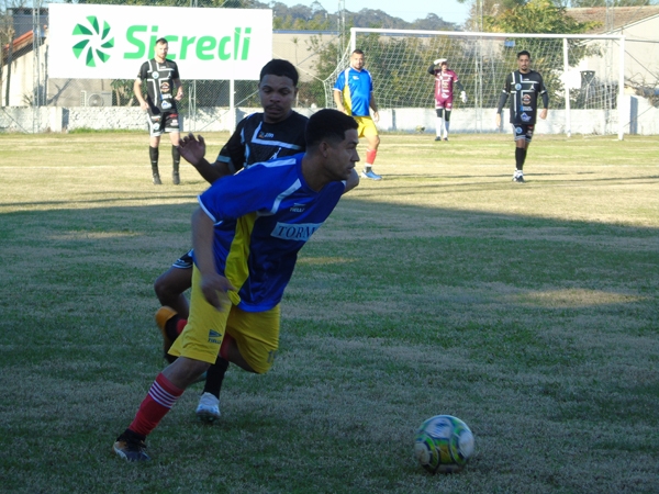Quatro e Meia goleia e vai à semifinal da Segundona