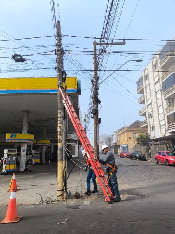 Mutirão retira 2,5 toneladas de fios e cabos dos postes em Cachoeira