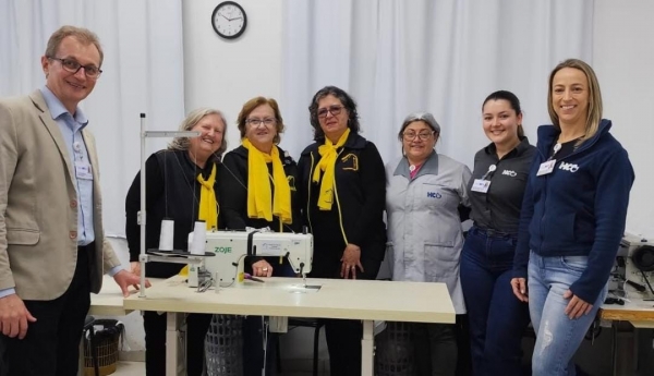 Casa da Amizade doa cadeiras e máquina de costura ao HCB