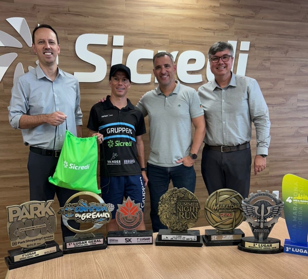 Anderson Hunter renova parceria com o Sicredi