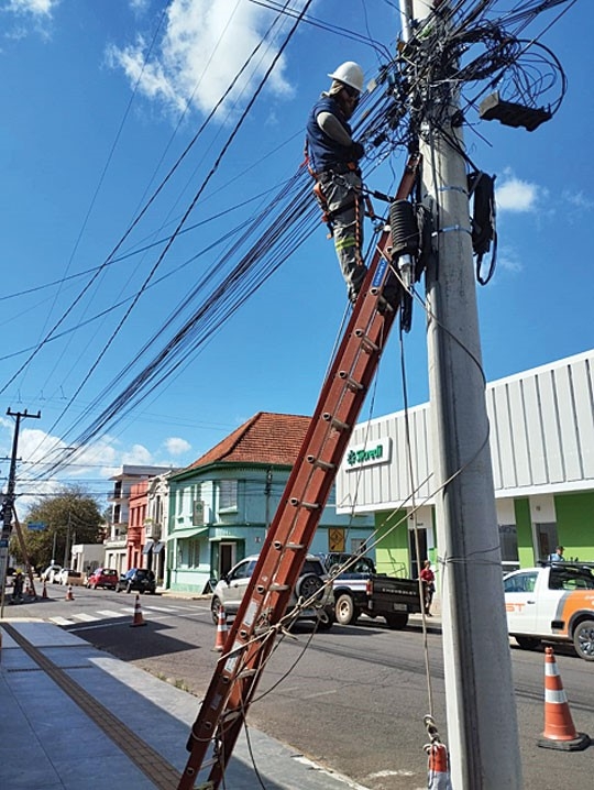 Ação de retirada de fios em desuso ocorre nesta quarta e quinta-feira