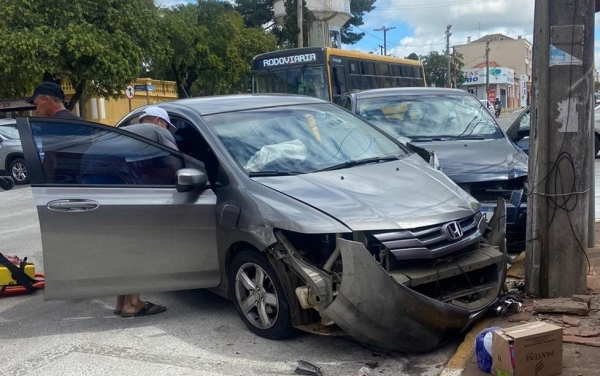 Acidente com dois carros deixa ferido na Júlio de Castilhos 