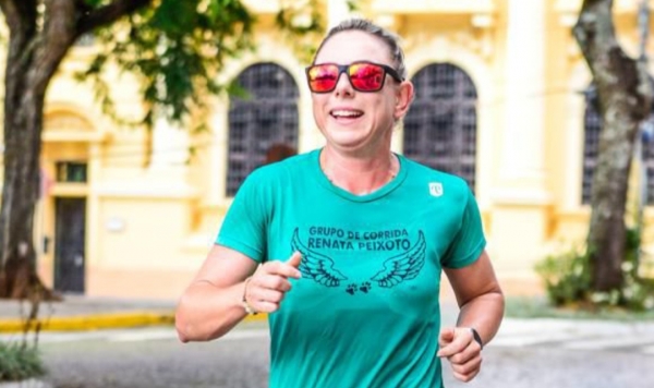Renata Peixoto evita atropelamento de crianças em rústica