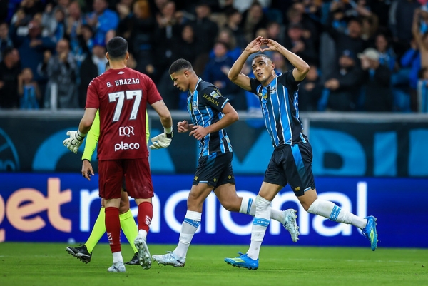 Tetê desencanta em vitória de virada do Grêmio na Arena 