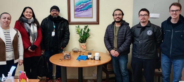 Acadêmicos da UFSM apresentam projeto de robótica para estudantes da rede municipal