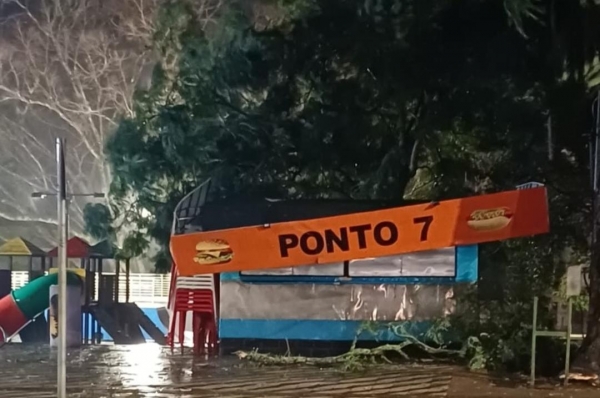 Casas são destelhadas pelo temporal em Cachoeira 