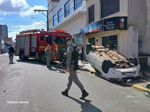 Carro capota em acidente na Saldanha Marinho