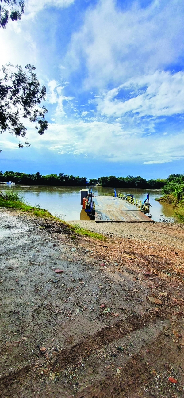 Balsa suspende as travessias no São Lourenço