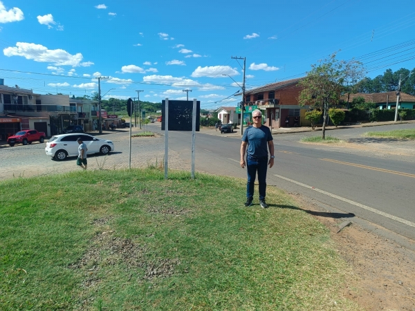 Alex pede uma rotatória próximo da Igreja da Penha