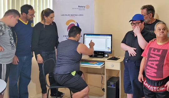 Rotary dá computadores para a Afad