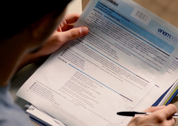 Universitário do Amanhã 2026: inscrições abertas para o curso preparatório gratuito para o ENEM