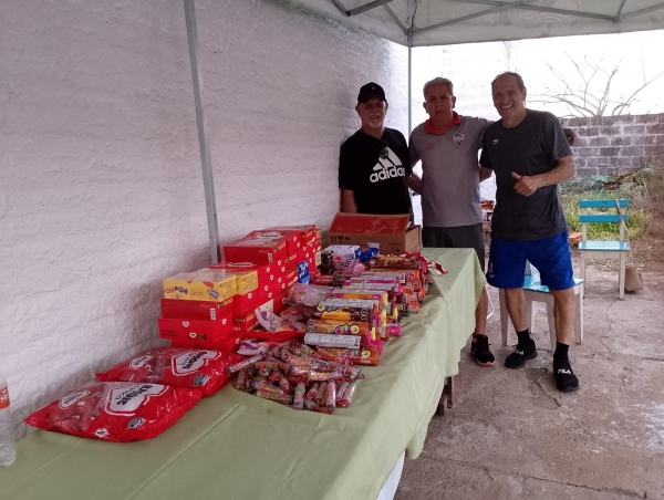 Amigos do Carola arrecadou doces e chocolates para Asilo e Apae