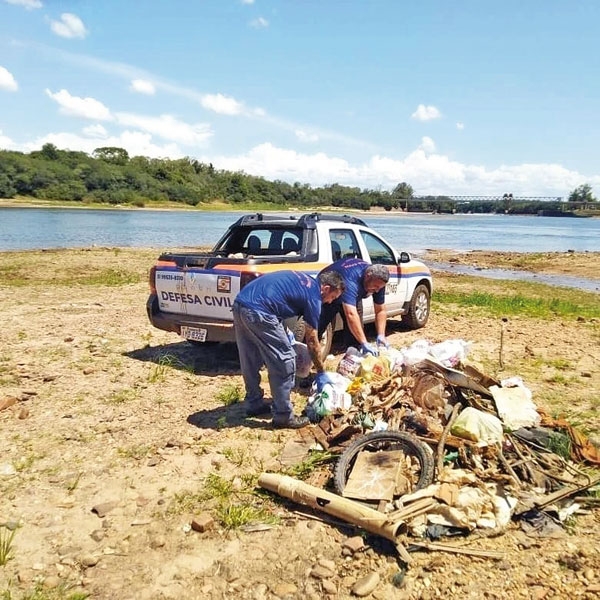 Veranista do Rio Jacuí recolhe lixo dos outros
