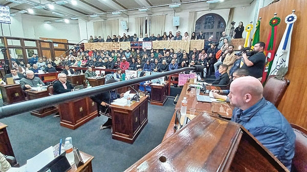 Câmara exagera e quebra recorde de horas extras