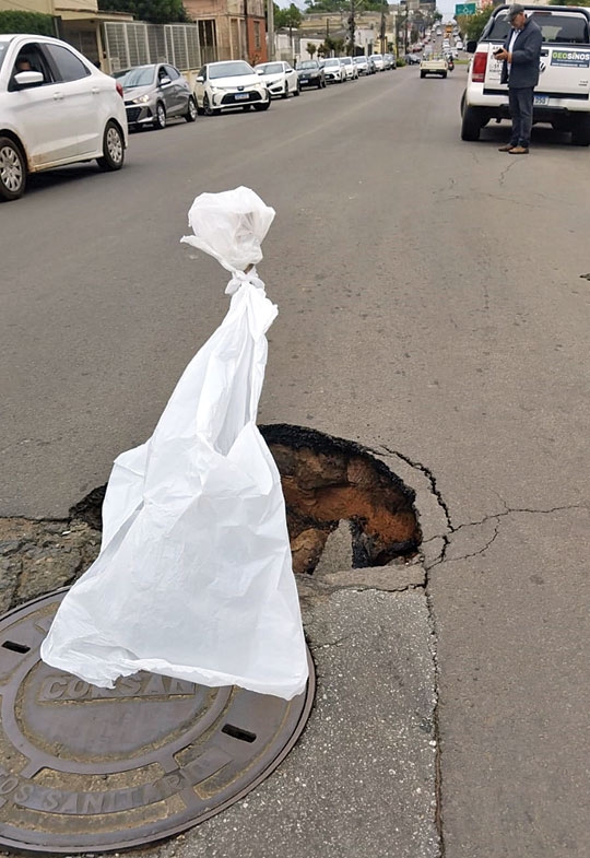 Buraco é risco na Avenida Brasil
