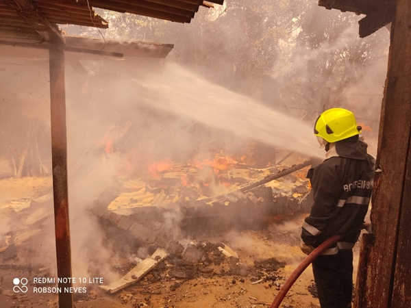Casa é destruída pelo fogo no Bairro Tibiriçá
