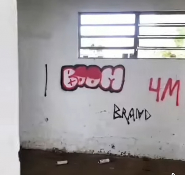 Quadra do campo da Bica é pichada por vândalos 