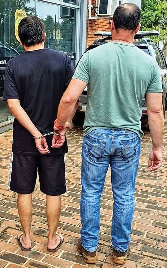 Suspeito de posse de arma é preso