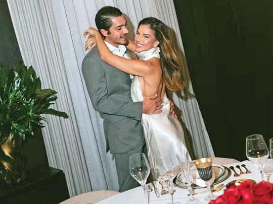 Mariana Rios e Juca Diniz oficializam noivado com jantar intimista