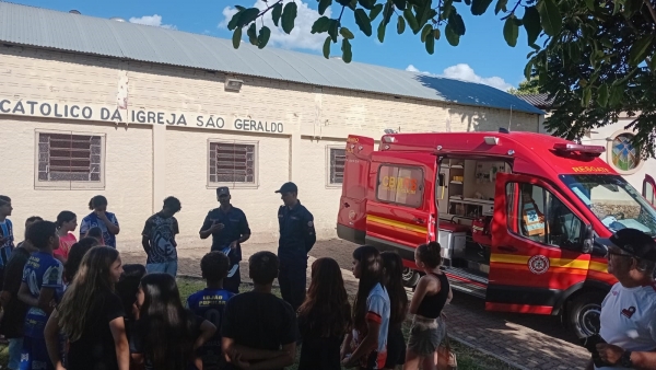Corpo de Bombeiros orienta crianças no Bairro Noêmia