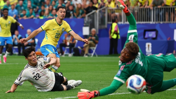 Brasil vira sobre o Japão no fim e vai às oitavas da Copa