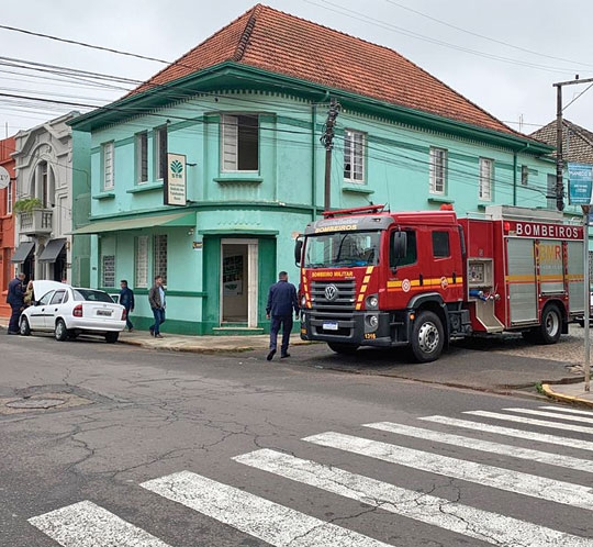 Princípio de incêndio em veículo na Rua Saldanha