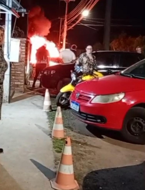 Carro pega fogo na zona norte de Cachoeira do Sul 
