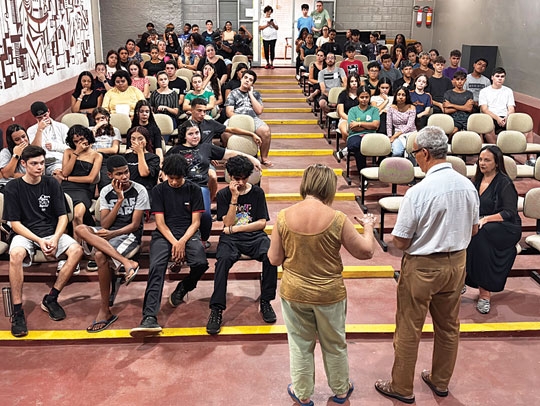 Itamar e Giceli Saraiva conversam com alunos