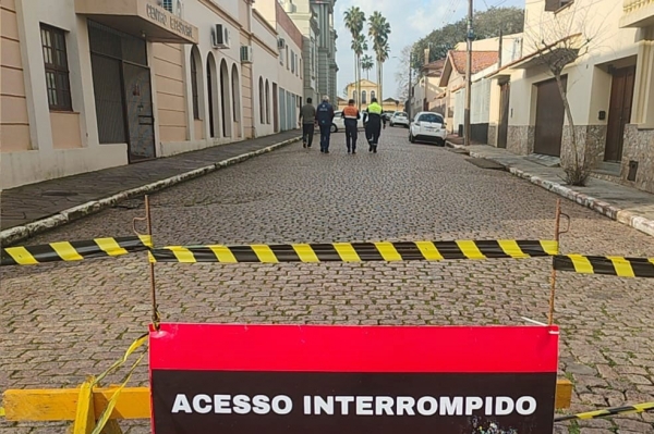 Rua é interditada por risco de queda do reboco da Catedral