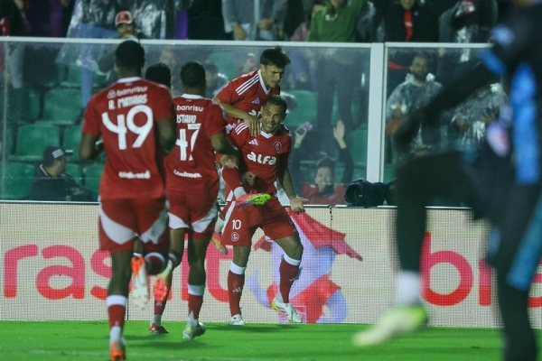 Inter perde três pênaltis, vence por 3 a 0 e avança na Copa do Brasil