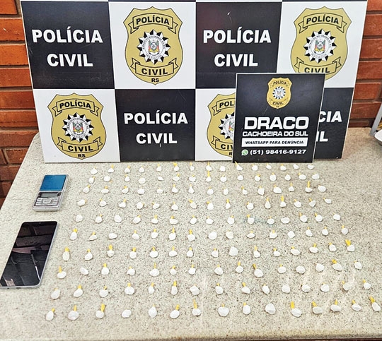 Polícia pega 150 buchas de cocaína