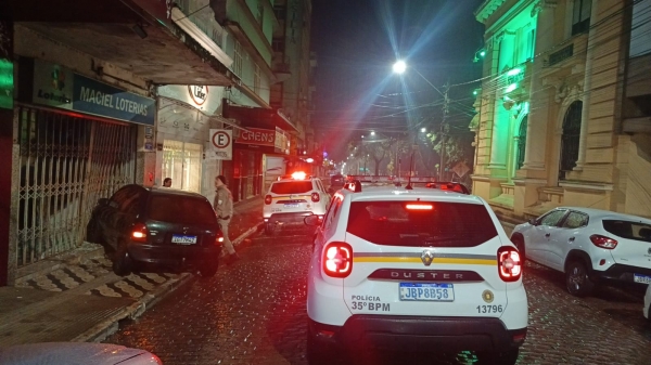 Carro invade calçada e bate em lotérica na Rua 7 de Setembro 