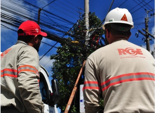Árvores perto da rede elétrica podem causar falta de luz