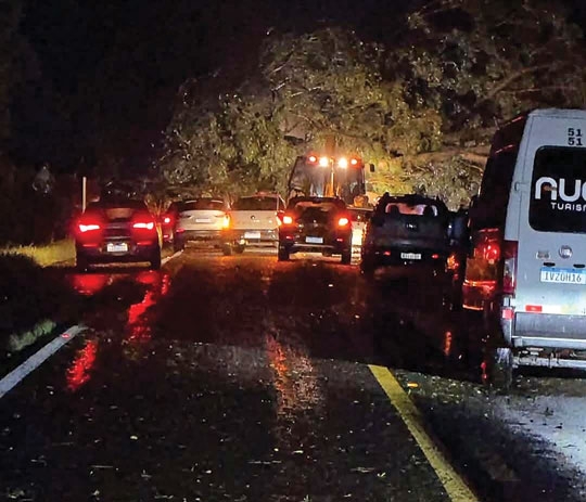 Temporal causou danos em Cachoeira