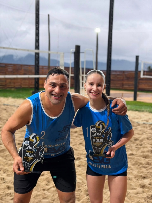 Greg e Clara são campeões no vôlei de areia em Cerro Branco 