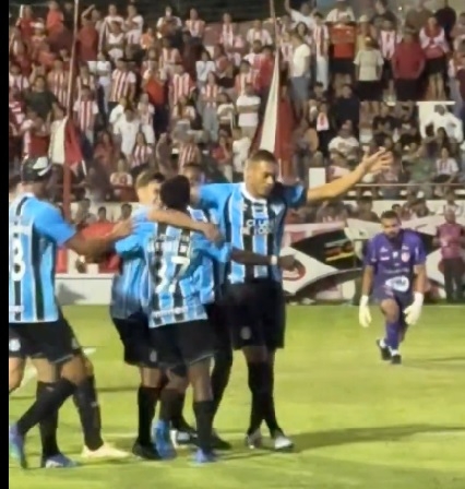 Grêmio avança no Gauchão com vitória por 2 a 0 em Bagé