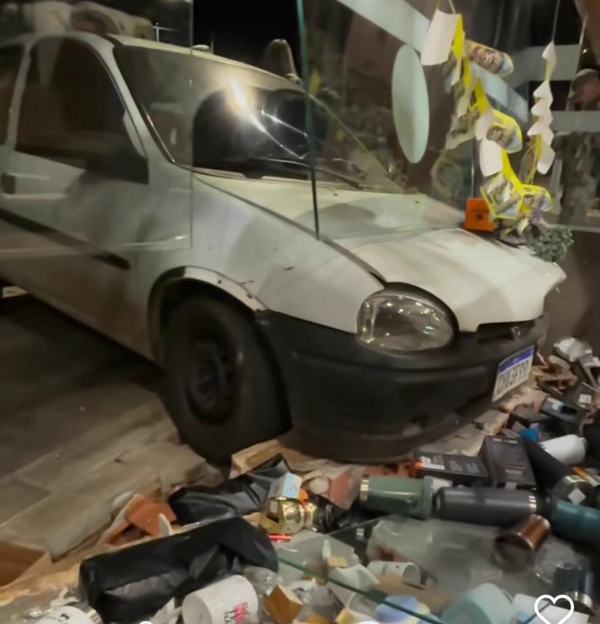 Carro invade cafeteria após batida na Pinheiro Machado 