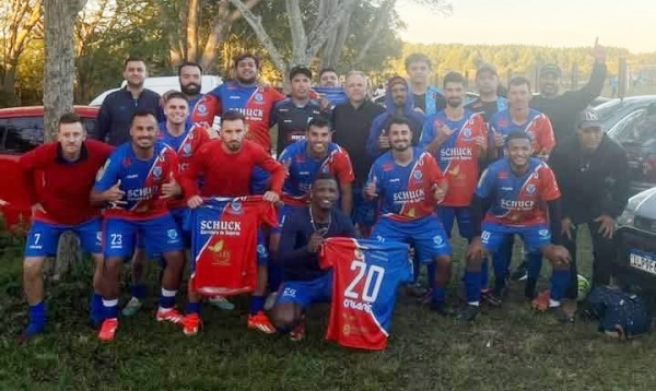 Havaí vence a quarta seguida e dispara na Segundona