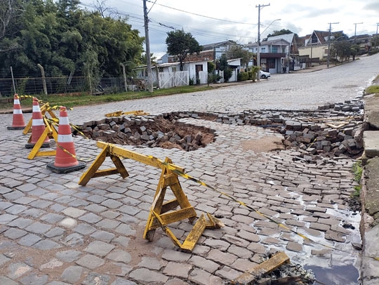 Chuvas deixaram crateras na zona norte