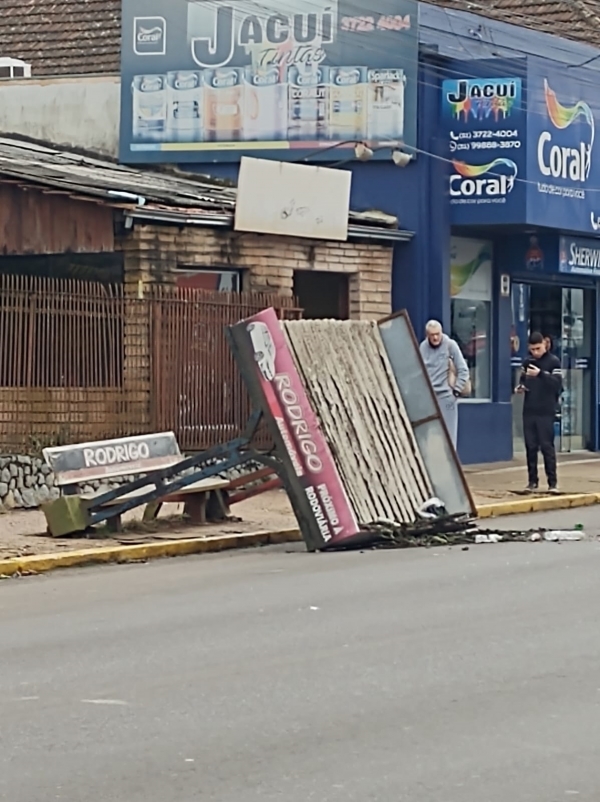 Parada de ônibus desaba na Avenida Brasil