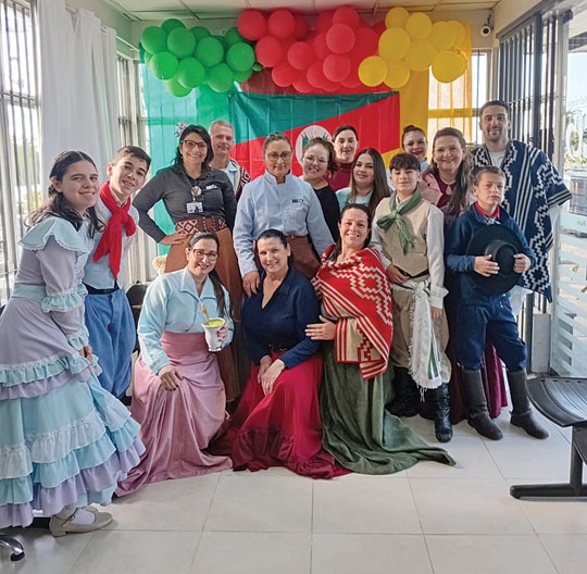 Tradição gaúcha leva carinho a pacientes do HCB