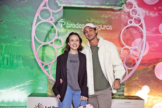 Larissa Manoela e André Luiz Frambach curtem estreia vip de Wicked no Rio de Janeiro