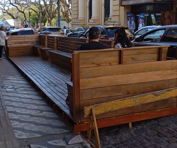 Rua 7 de Setembro ganha primeiro parklet